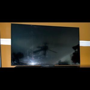 Insignia 32” Roku Tv. Remote included